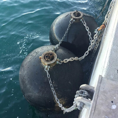 Прочная резиновая конструкция Подводный фендер Отличное рассеивание энергии Устойчивый к погодным условиям